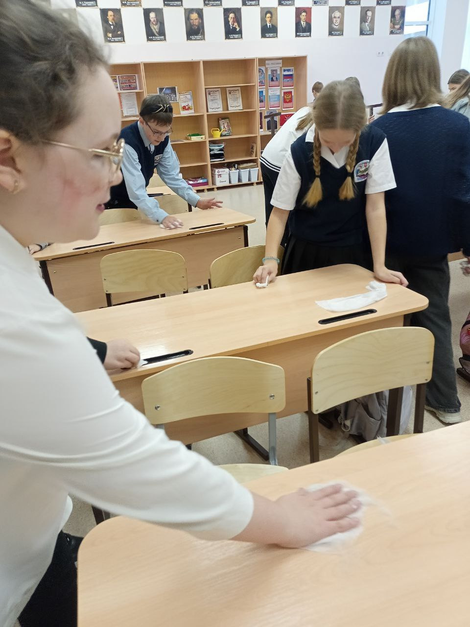 Постер к социальной практике: Воспитание коллективизма посредством генеральной уборки класса