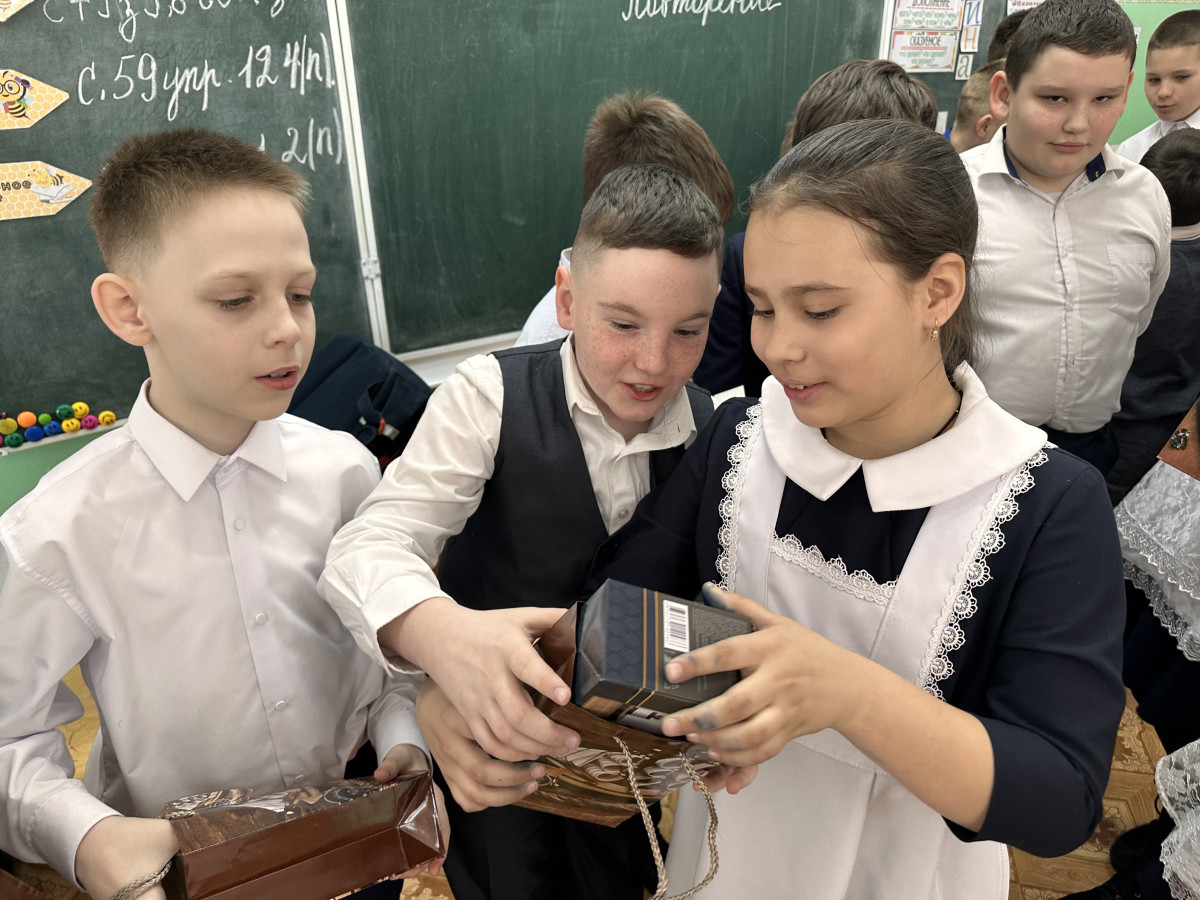 Постер к социальной практике: Две девушки и скейтбордисты