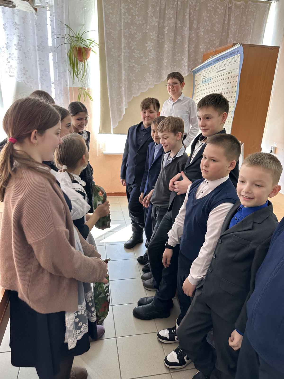 Постер к социальной практике: Две девушки и скейтбордисты