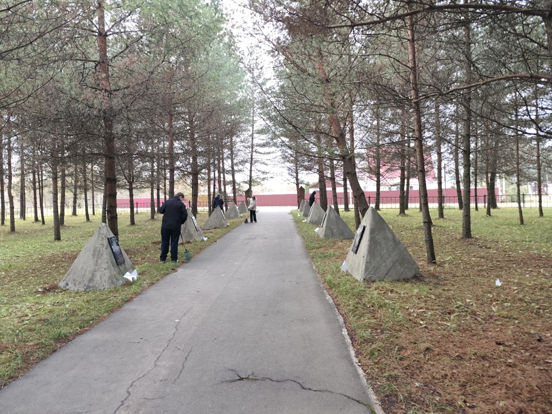 Постер к социальной практике: Убираем памятник павшим героям