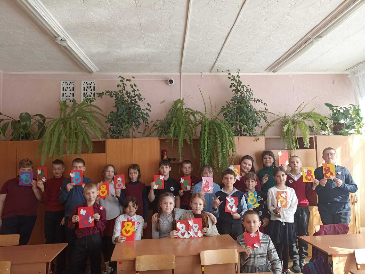 Постер к социальной практике: "Открытки для любимых мам"