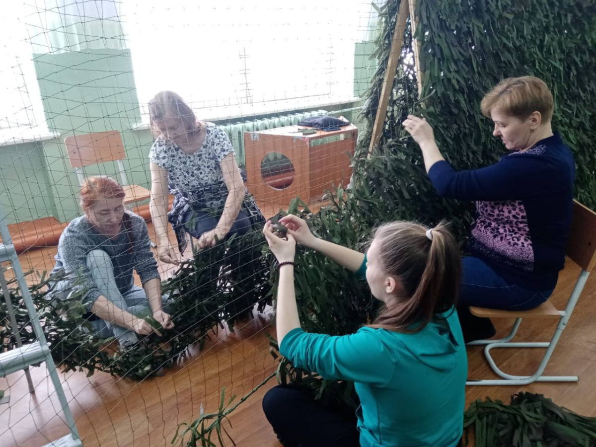 Постер к социальной практике: Помогаем нашим!