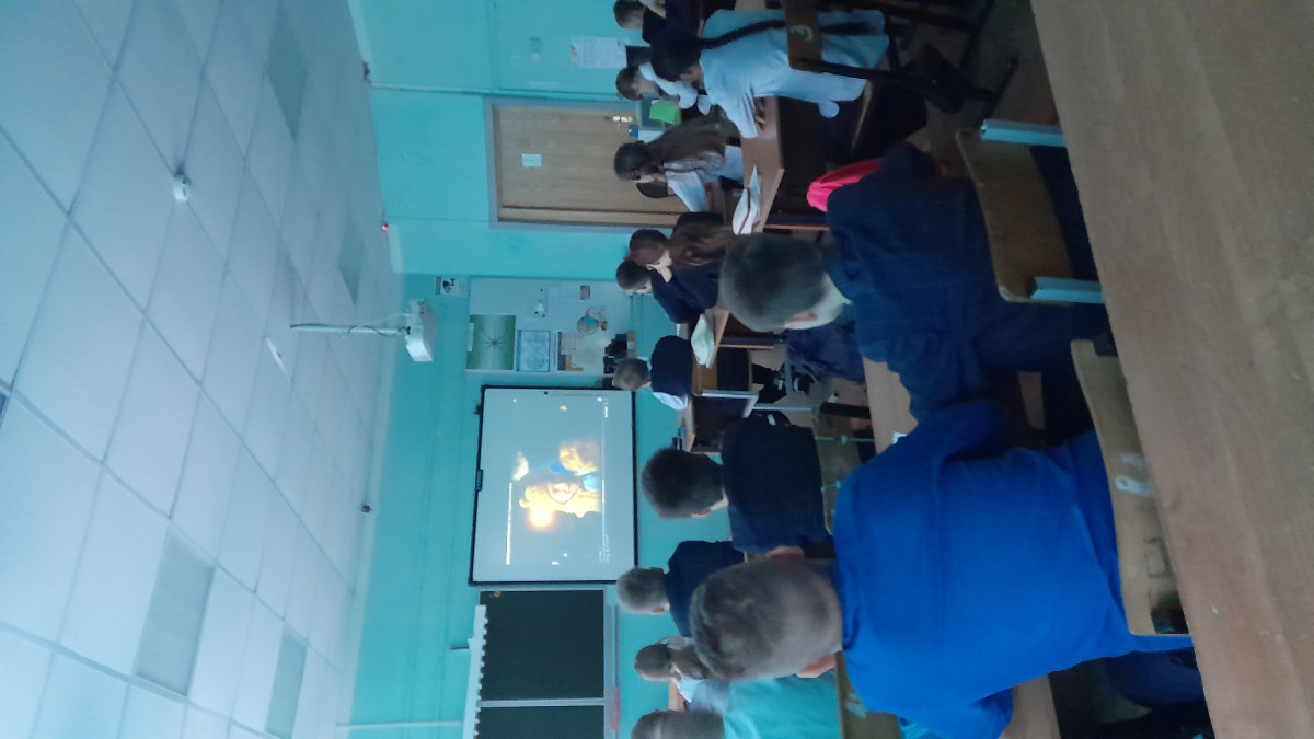 Постер к социальной практике: -надо просто любить друг друга и уметь быть счастливым, несмотря ни на что