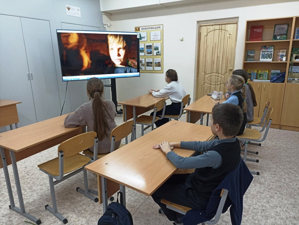 Постер к социальной практике: ПОМОГАТЬ ДРУГИМ - ЭТО ЗДОРОВО!