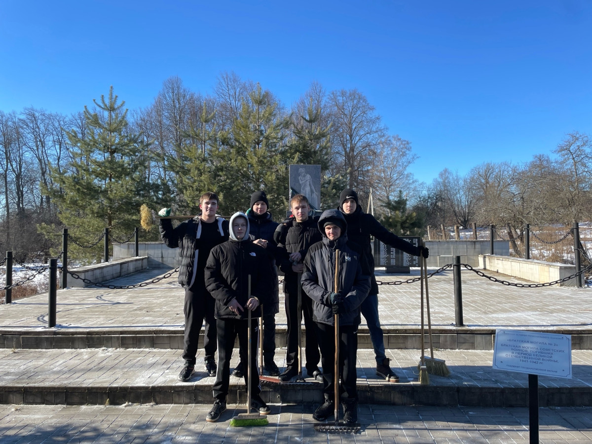 Постер к социальной практике: Своим помогаем