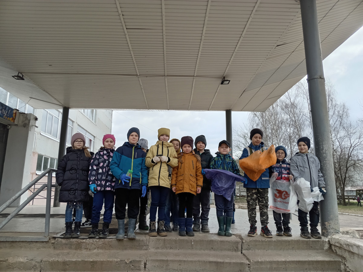 Постер к социальной практике: Чистота- залог здоровья,     Чистота нужна везде;     Дома, в школе, на работе,      И на суше, и в воде.