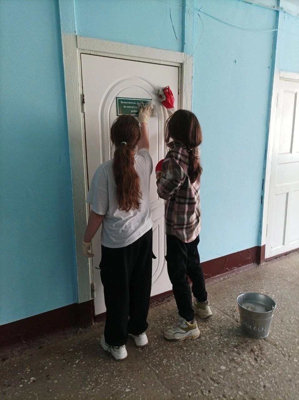 Постер к социальной практике: Убираемся в школе