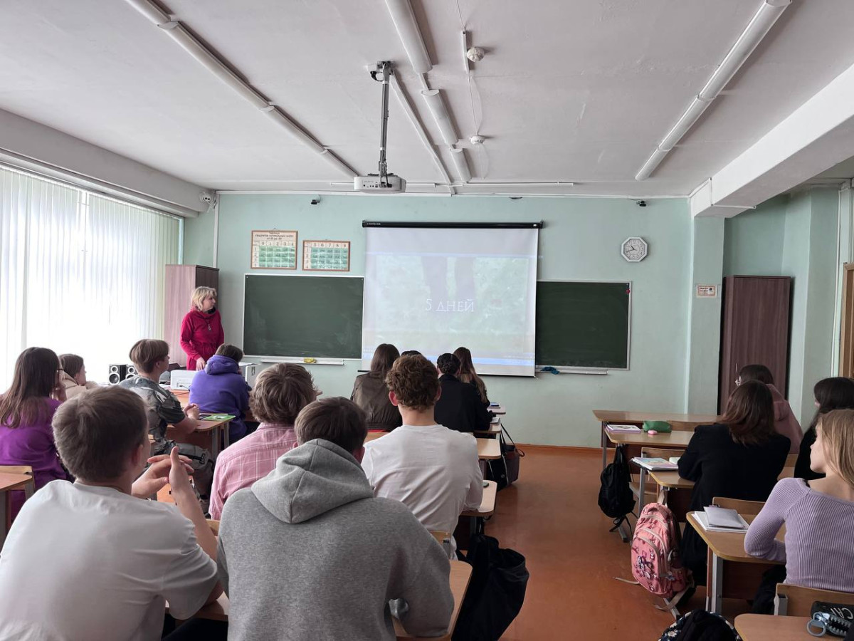 Постер к социальной практике: Помоги родным на даче и дома