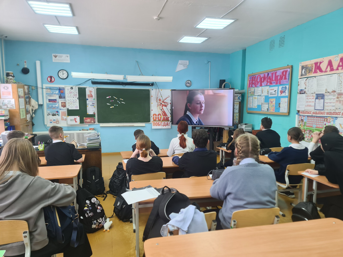 Постер к социальной практике: Проведение киноурока "Школьные ботаны"