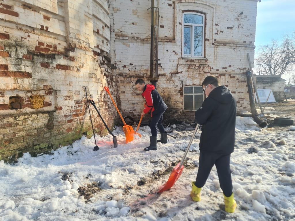 Постер к социальной практике: Проведение киноурока "Две девушки и скейтбордисты"