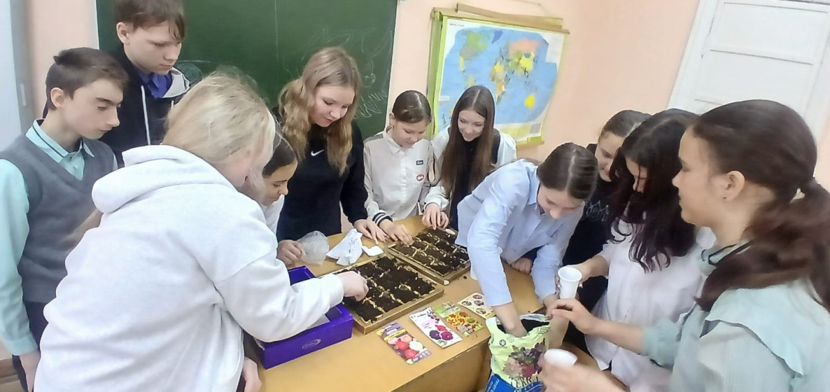 Постер к социальной практике: "Посади цветок и подари улыбку учителю"