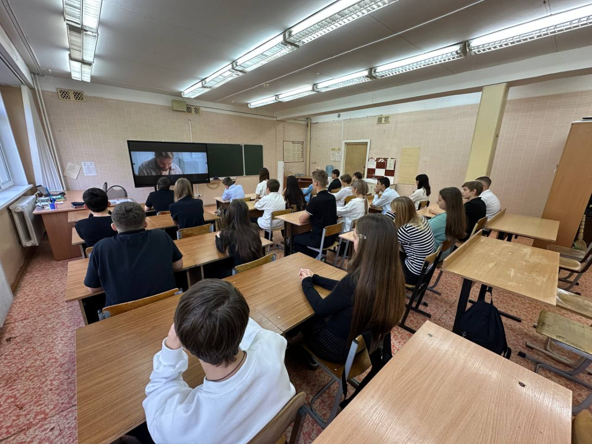 Постер к социальной практике: Что значит, быть человеком?