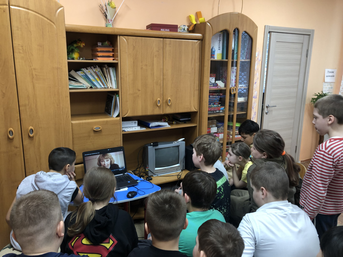 Постер к социальной практике: "Трудно птицам зимовать - мы должны им помогать!"