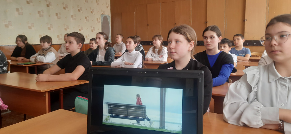 Постер к социальной практике: «Две девушки и скейтбордисты».