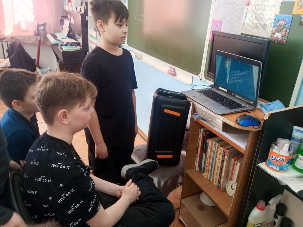 Постер к социальной практике: ПОДВИГ. Фильм "Счастливые люди" (С 5 "А" и с 5 "Б" классами.).