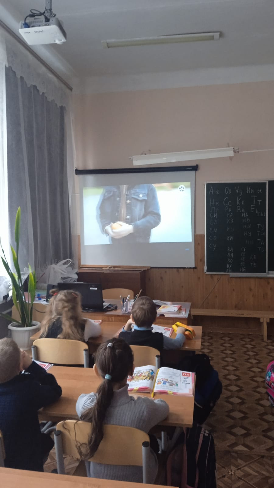 Постер к социальной практике: МБОУ "ЦО № 2"г Донской Тульской области 1в класс просмотр фильма "Мандарин"