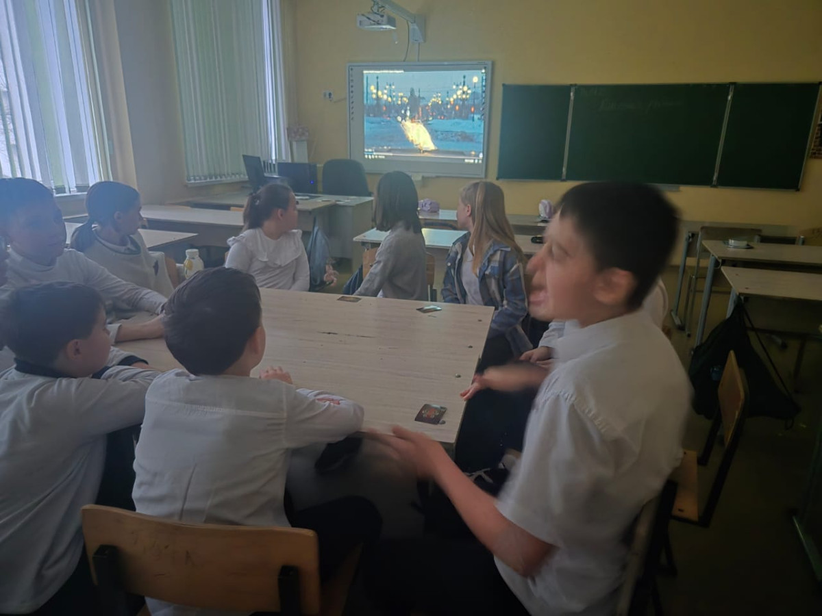 Постер к социальной практике: Сострадание — это естественное чувство, которое, умеряя в каждом индивидууме действие себялюбия, способствует взаимному сохранению всего рода.