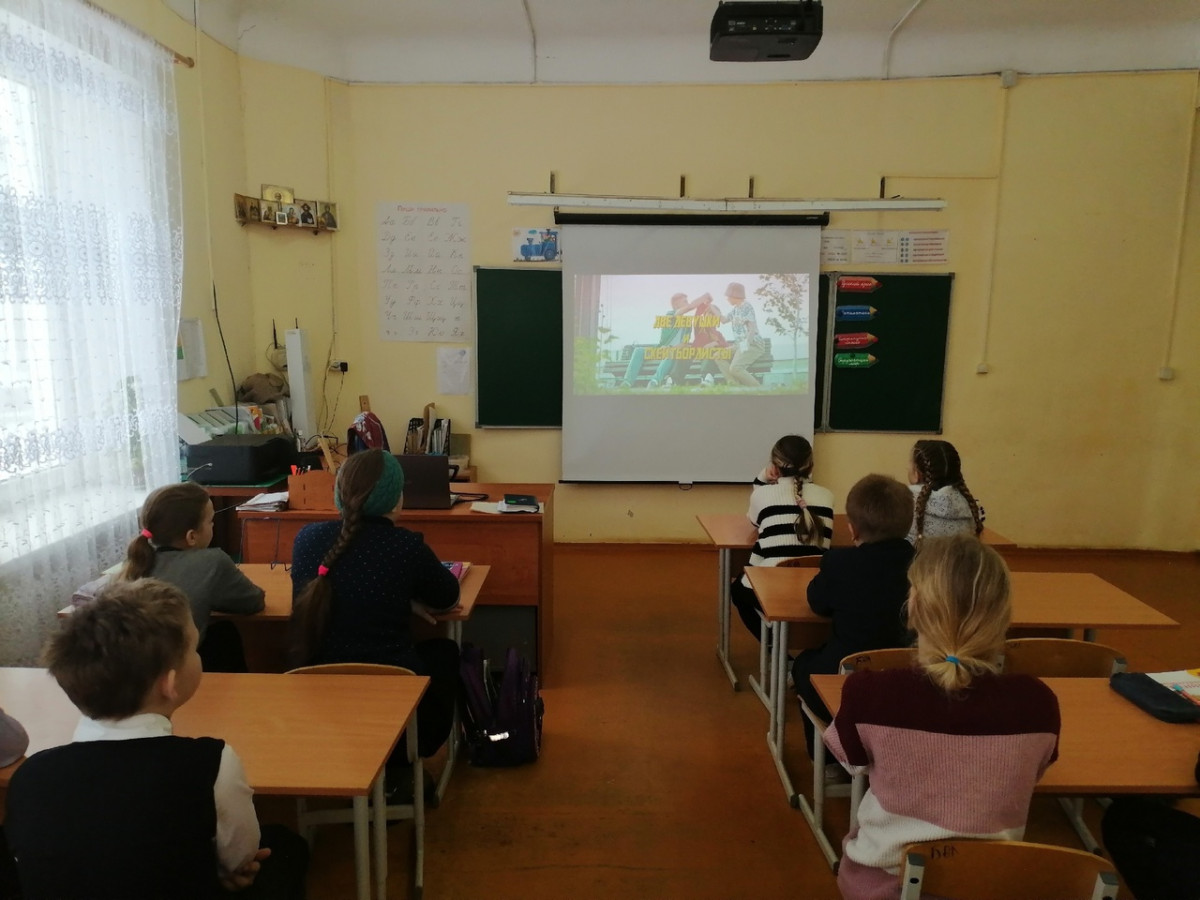 Постер к социальной практике: Две девушки и скейтбордисты»