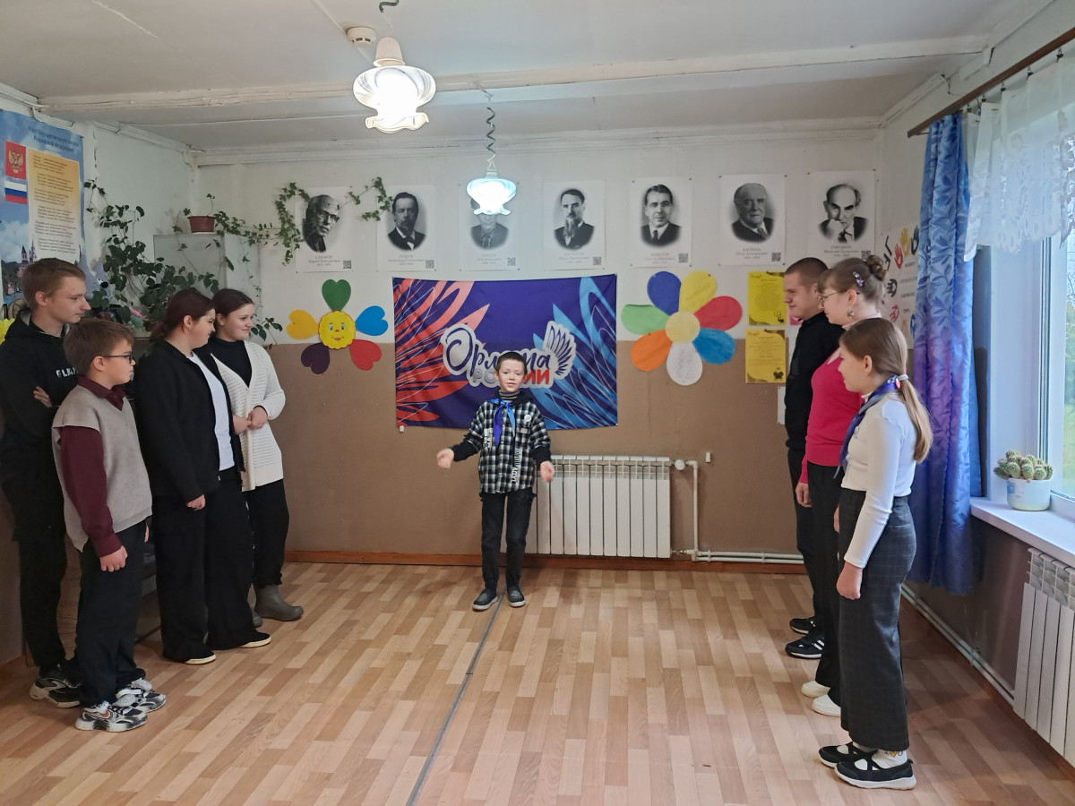 Постер к социальной практике: Нам песня учиться и жить помогает
