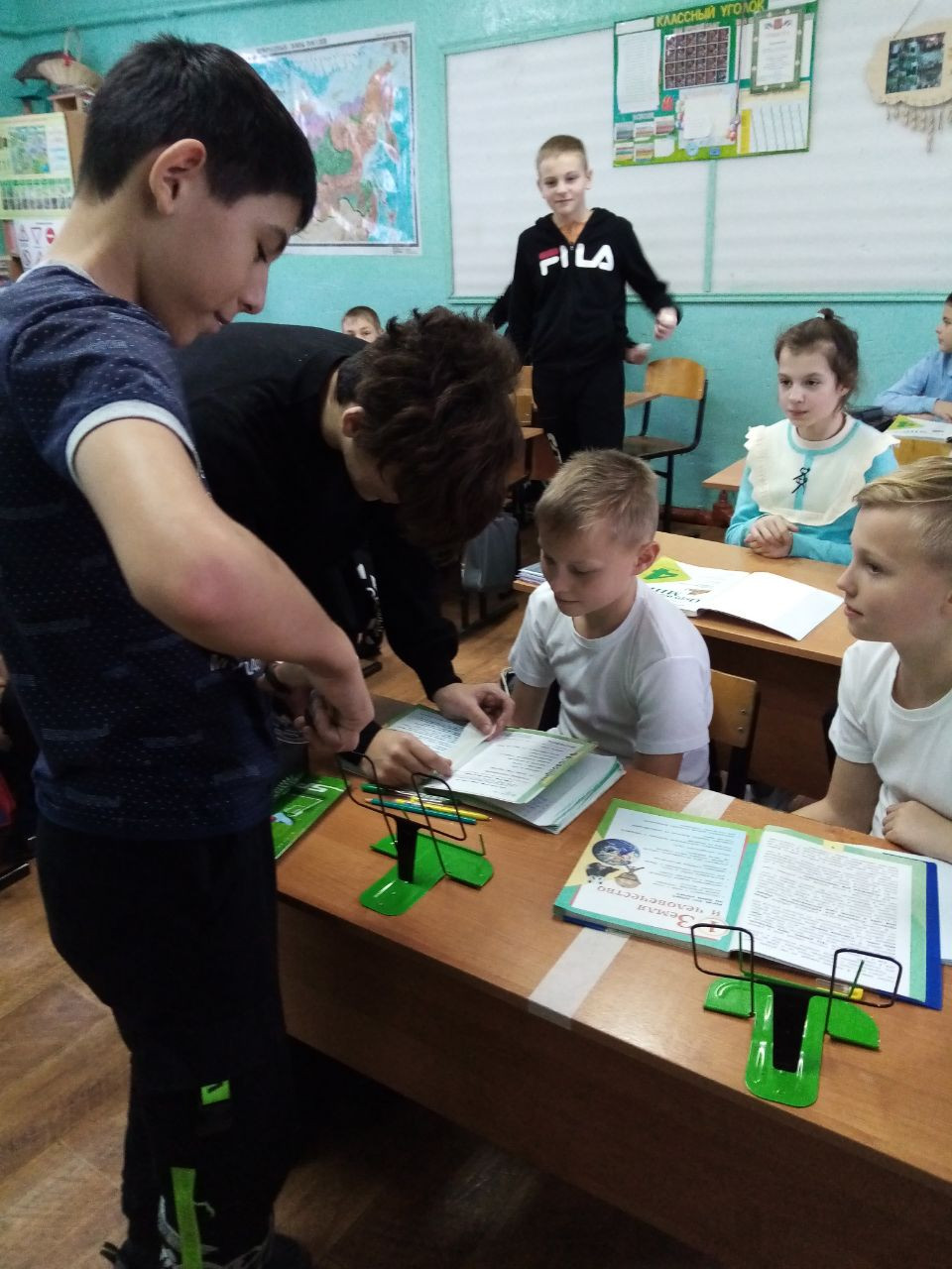 Постер к социальной практике: Мы лечим учебники