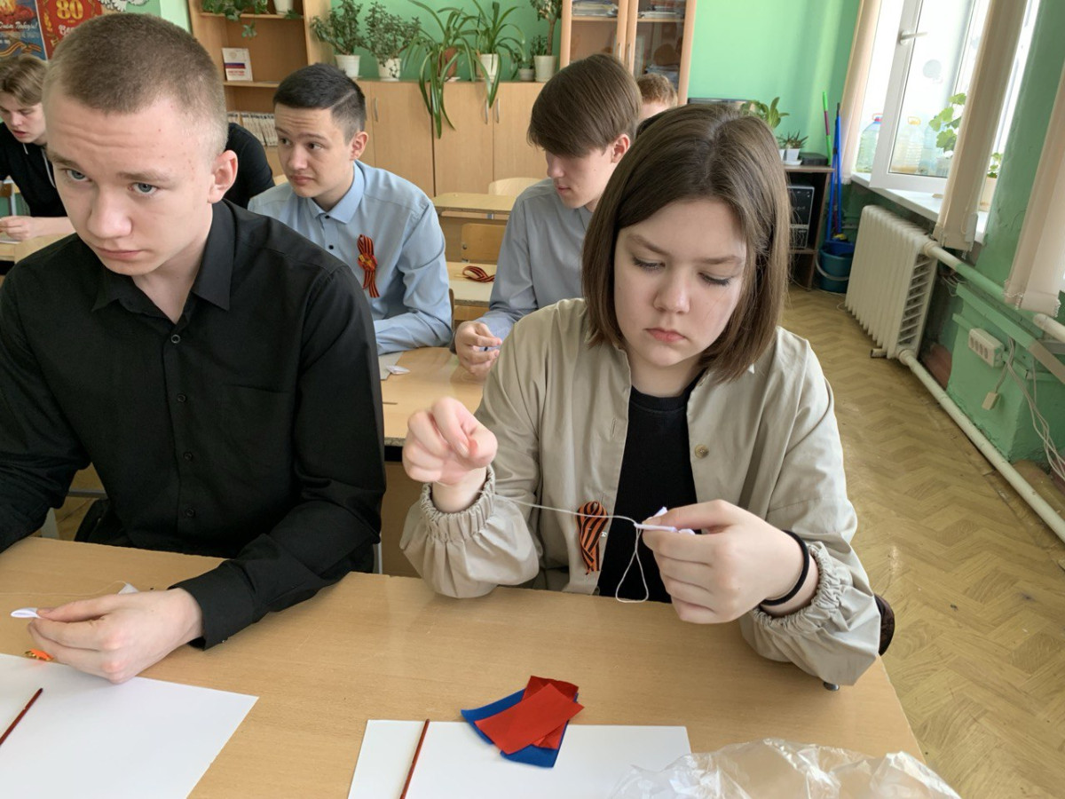 Постер к социальной практике: мастер-классе по изготовлению георгиевских лент в рамках акции ко Дню Победы «Спасибо за счастье жить».
