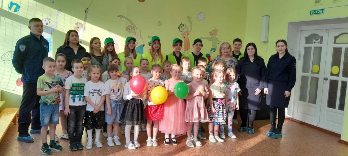 Постер к социальной практике: Проведение урока По ПДД школьниками в детском саду