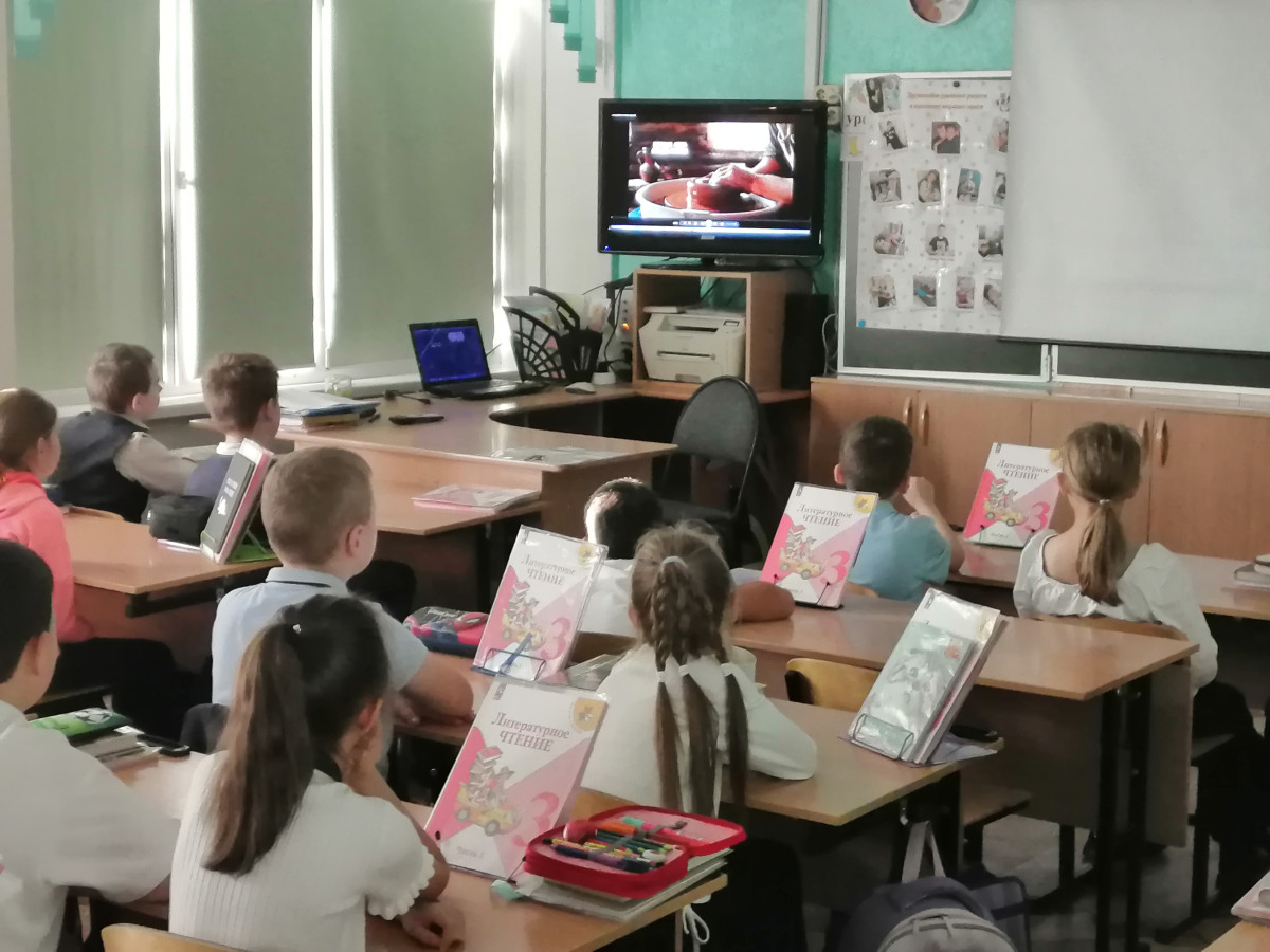 Постер к социальной практике: Три солнца - три пути к уважению.