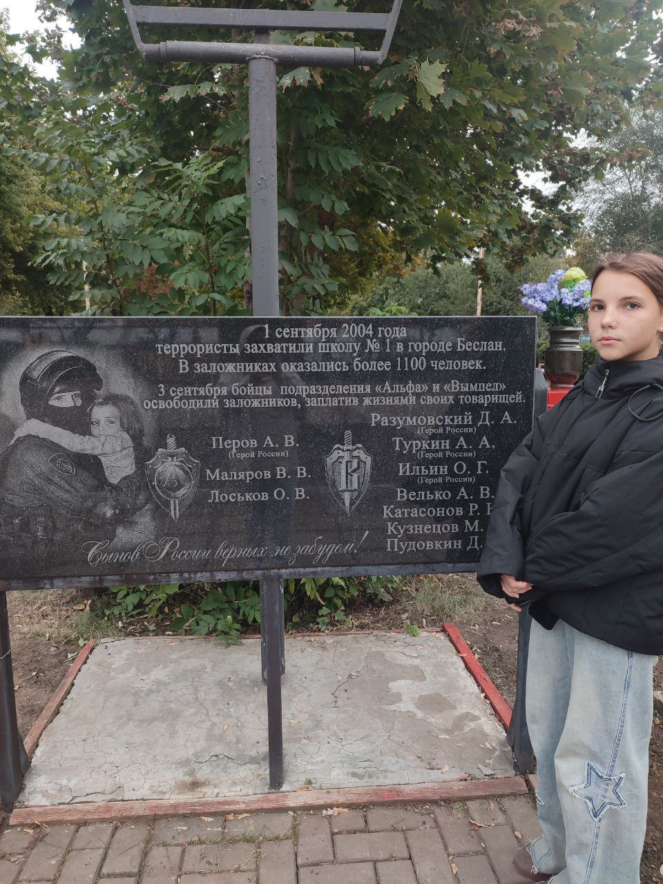 Постер к социальной практике: Посещение памятников  и обелисков защитников Отечества