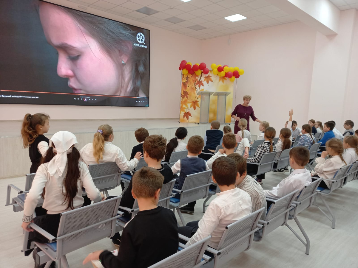 Постер к социальной практике: Помогай людям, чем можешь: словом, заботой, помощью.