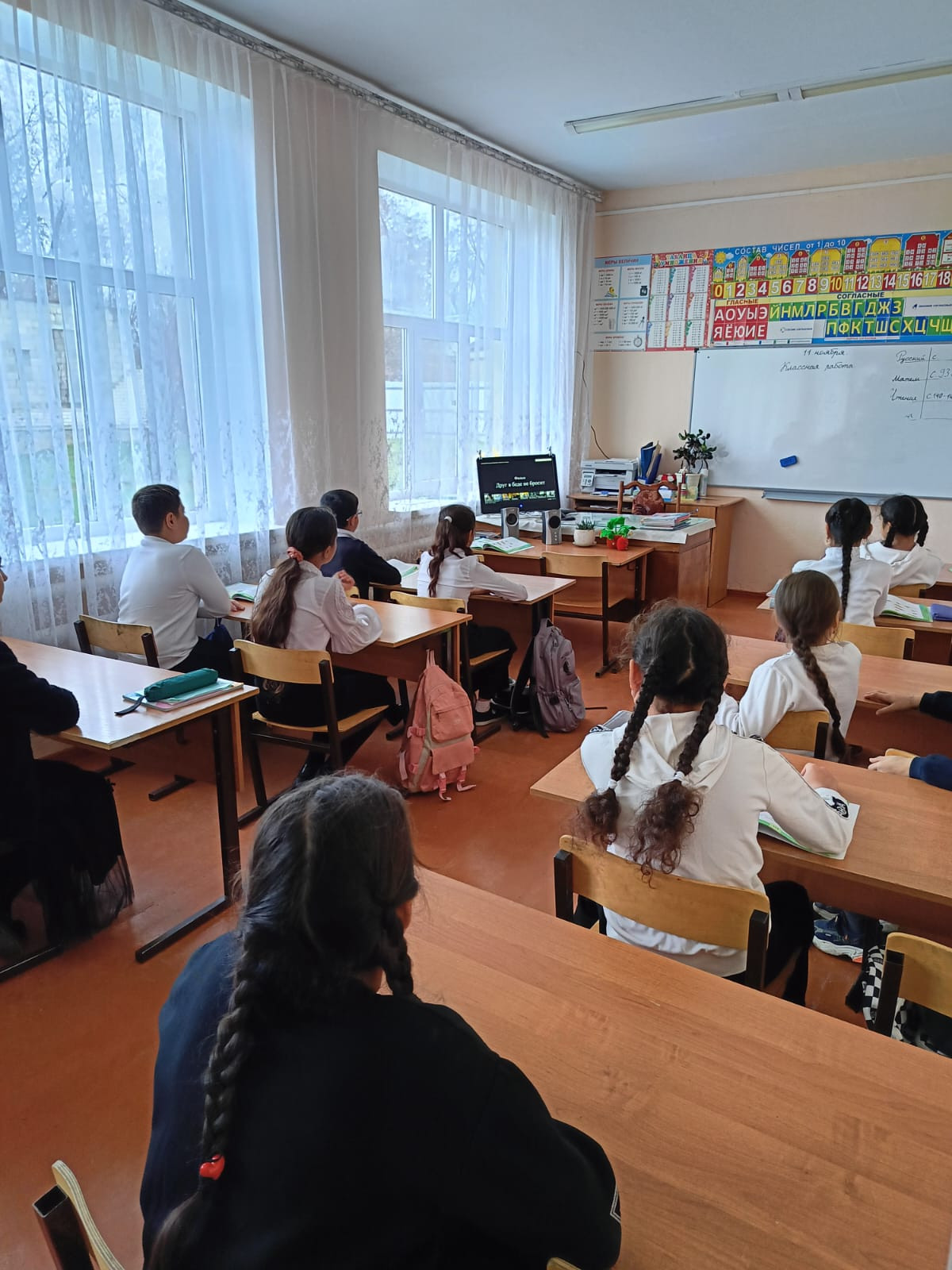 Постер к социальной практике: помощь вместо осуждения