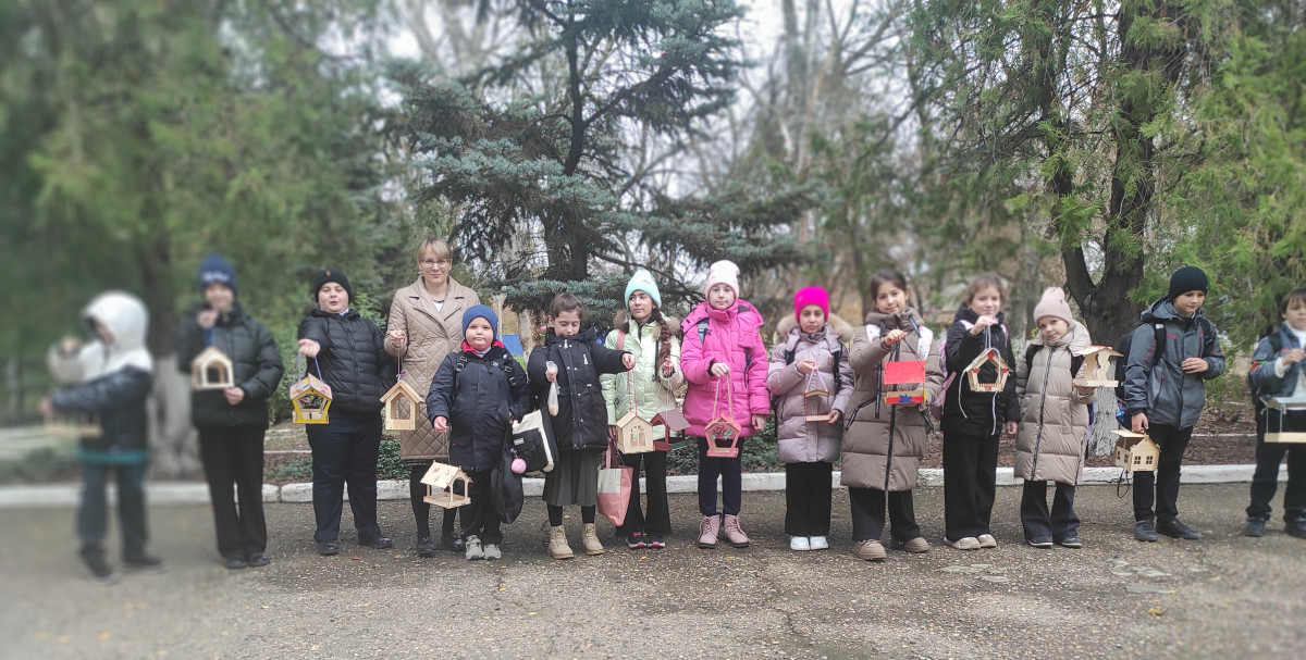 Постер к социальной практике: Шаг вперед: реализуем доброе дело ( Кормушки для зимующих птиц)