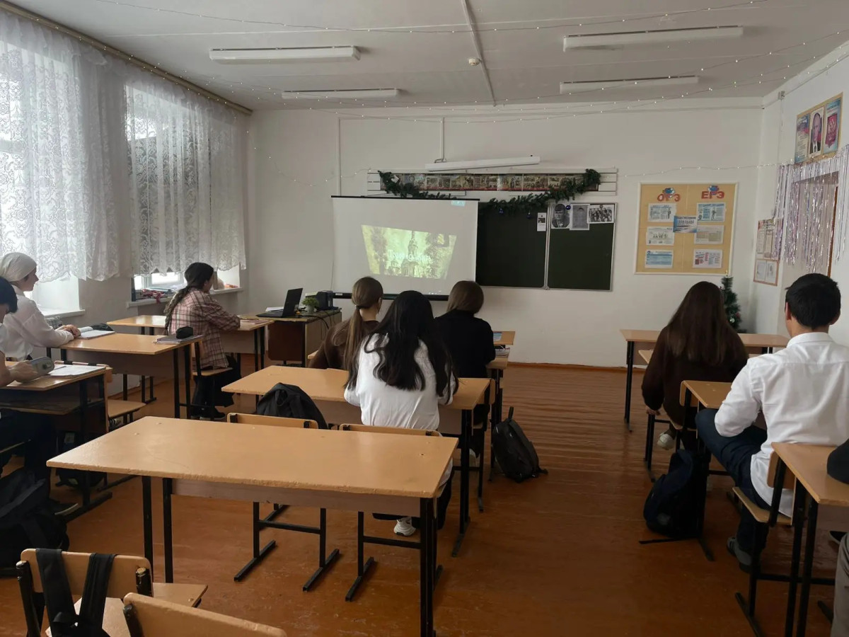 Постер к социальной практике: Посещение комнаты Памяти Величаевских молодогвардейцев.Высадка деревьев на Аллеи Славы