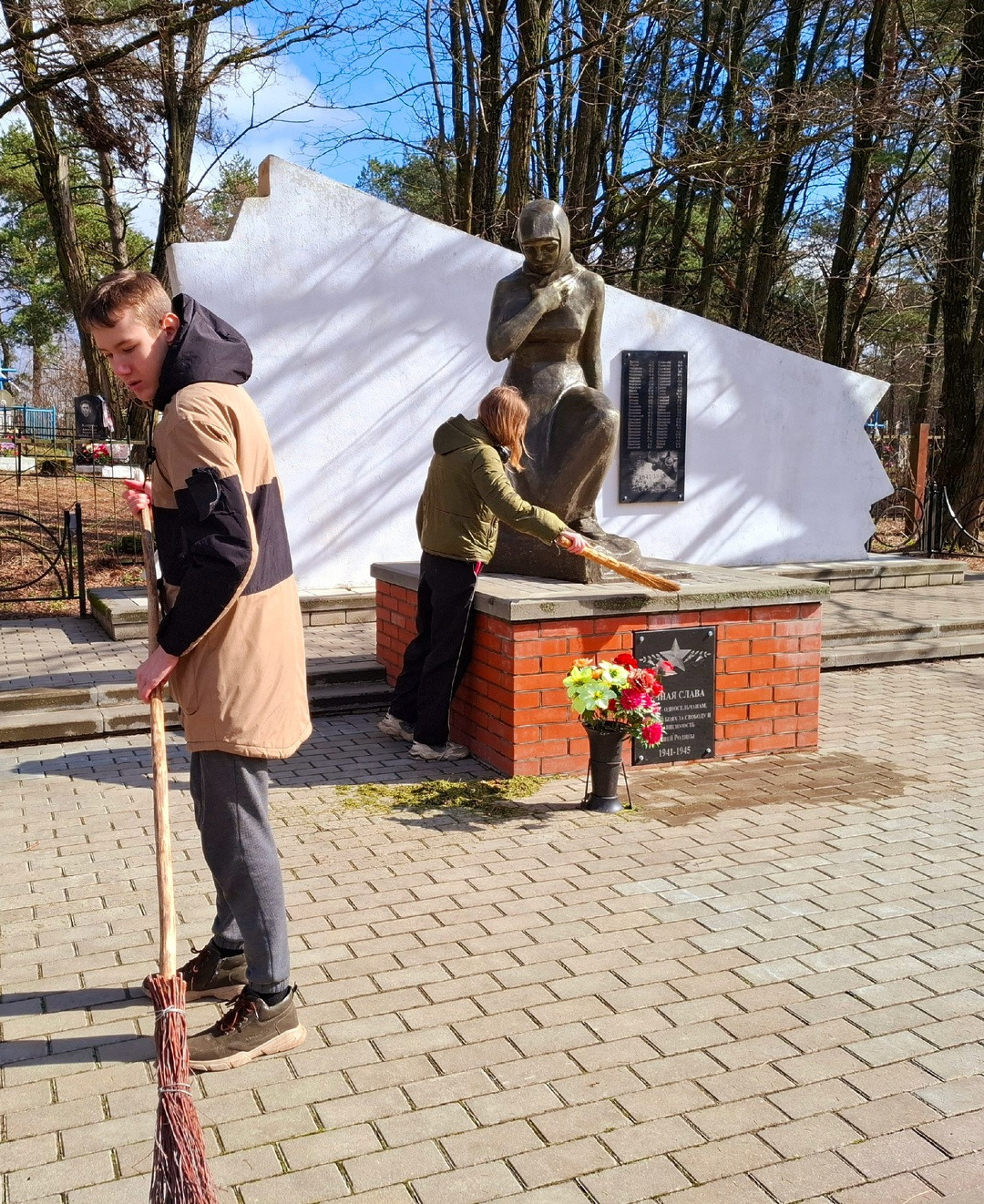 Постер к социальной практике: Чтить память павших  - наша обязанность.