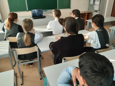 Постер к социальной практике: Счастье - помогать другим.
