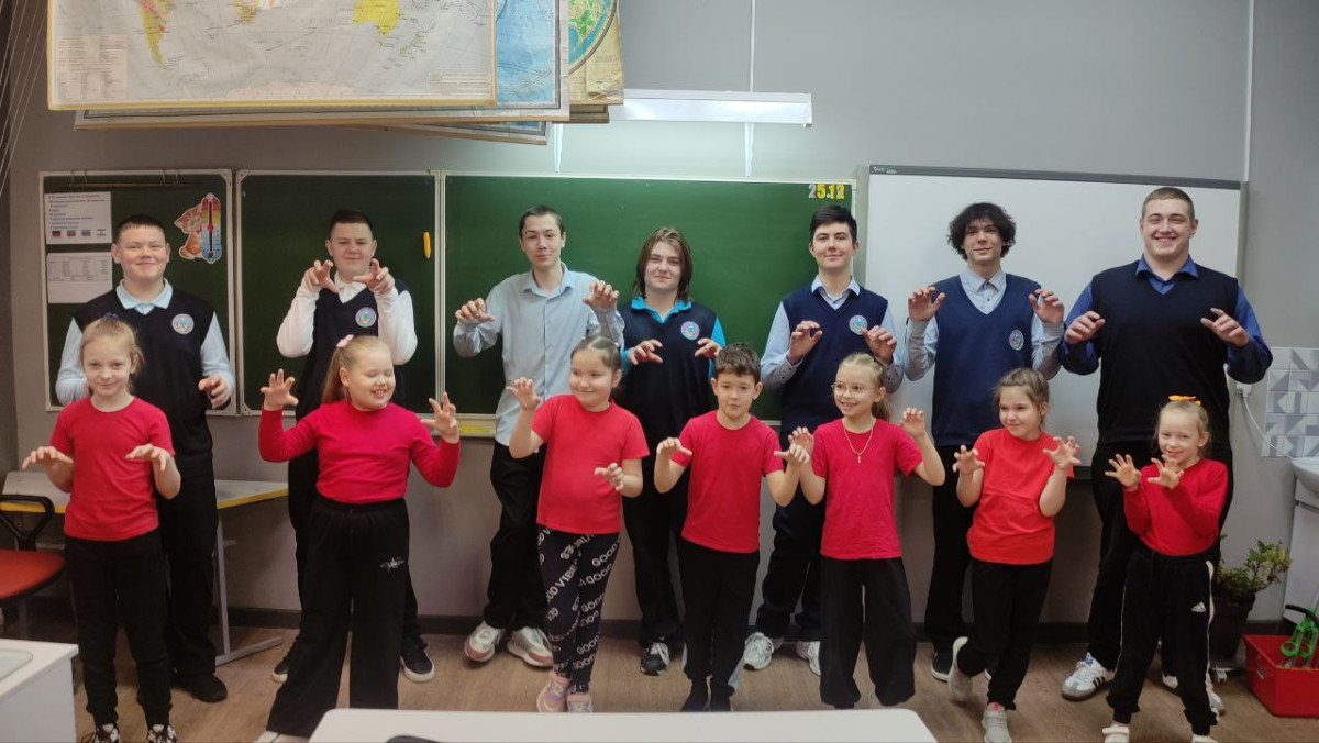 Постер к социальной практике: Орлята в гостях у волонтёров