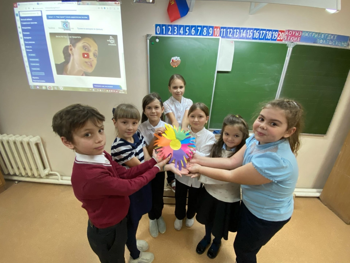 Постер к социальной практике: ГБОУ СОШ№1 пгт Суходол Крупина Е.А. Киноурок.Просмотр фильма  "Не трус и не предатель" 3г кл