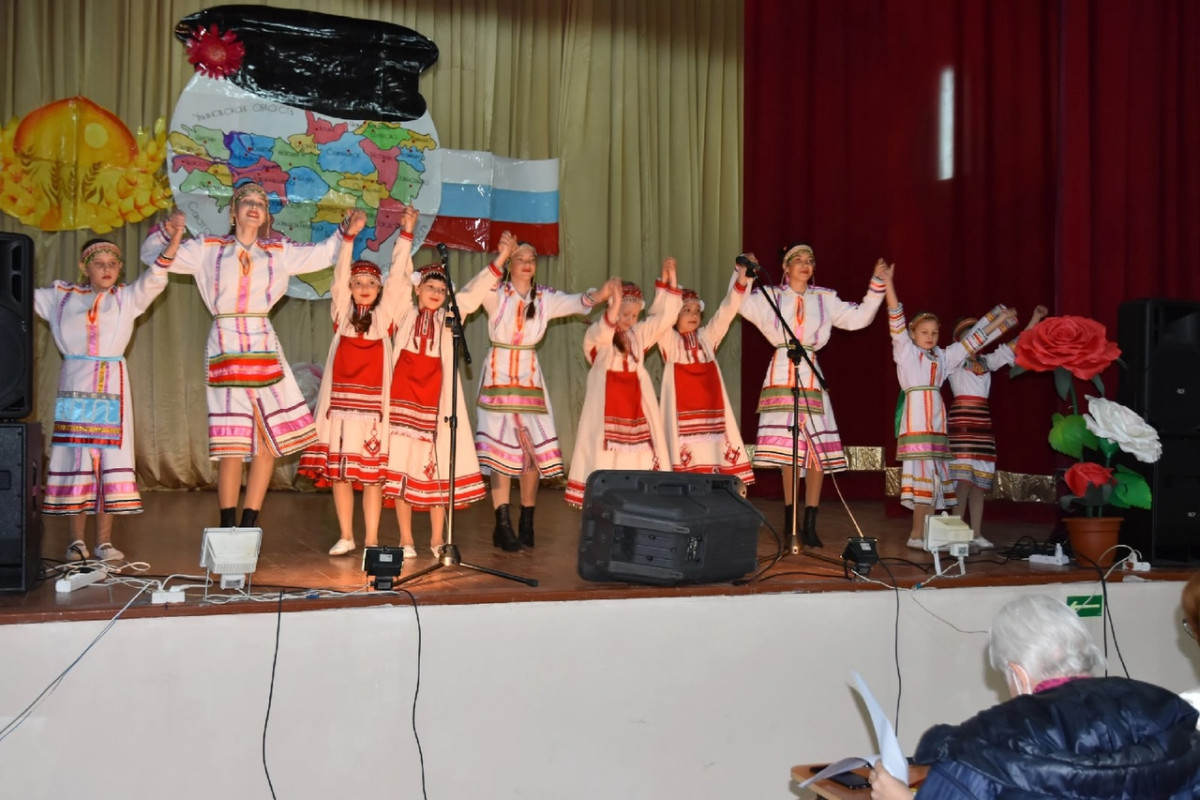 Постер к социальной практике: Я, ты, он, она, Вместе — целая страна, Вместе — дружная семья.