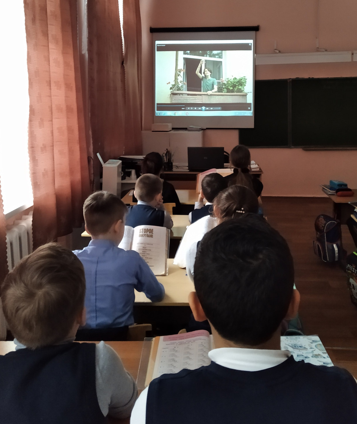 Постер к социальной практике: Помощь птицам зимой - доброе дело каждого.