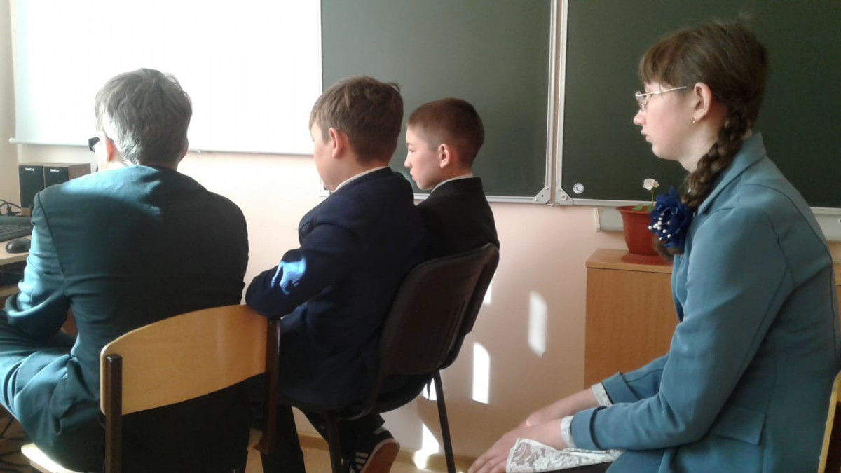 Постер к социальной практике: Классный час  «Нам дороги эти позабыть нельзя…»