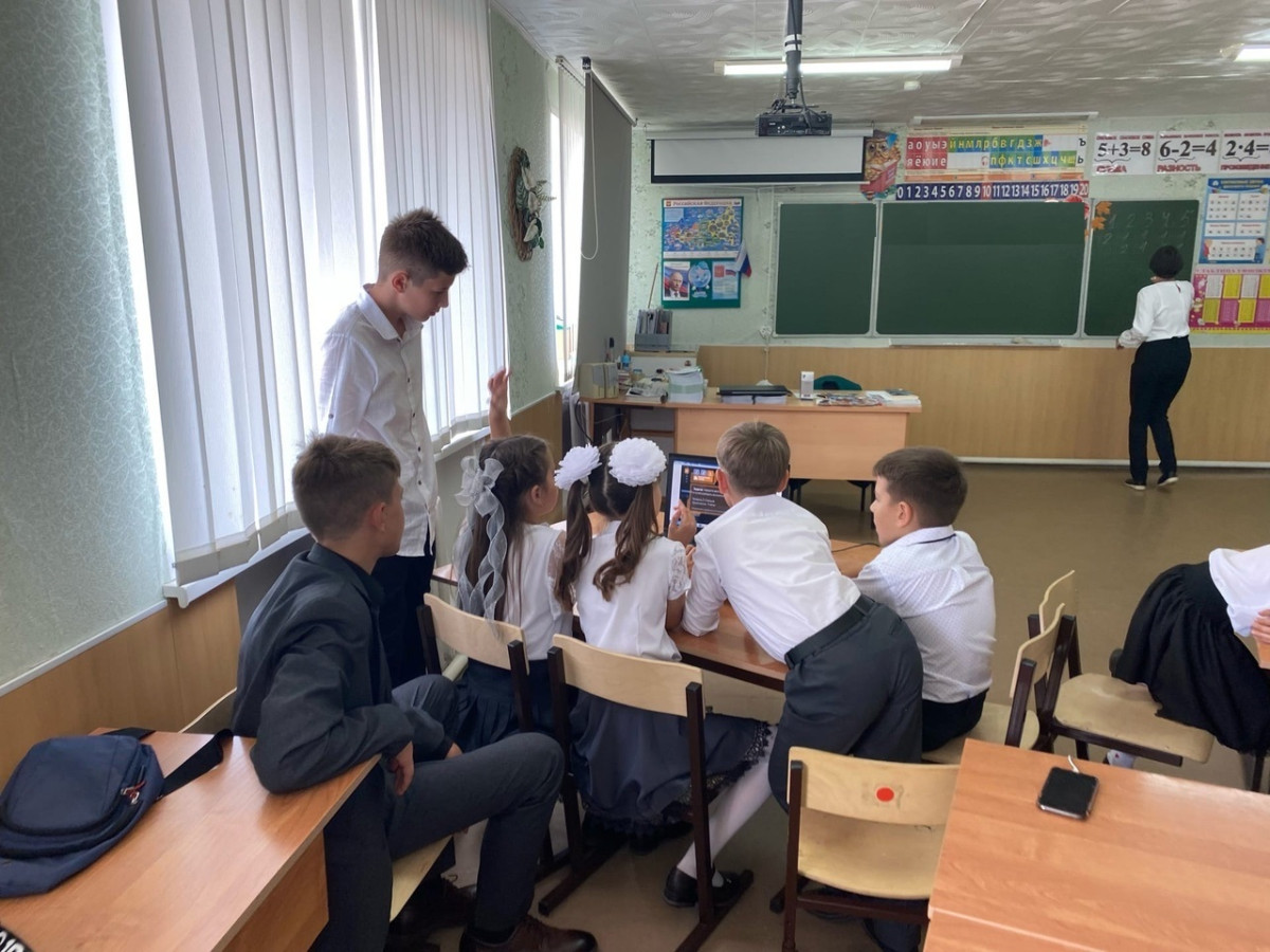 Постер к социальной практике: Берем шефство над младшими ребятами