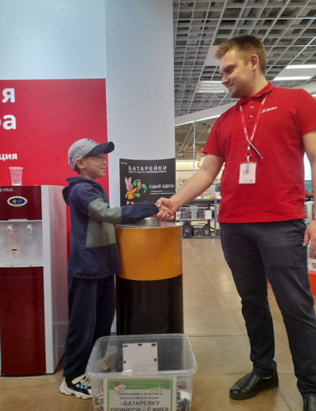 Постер к социальной практике: "Сдай батарейку-спаси ёжика"