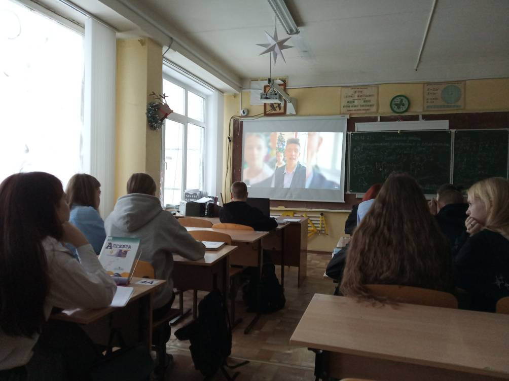 Постер к социальной практике: Жизнь через экран телефона