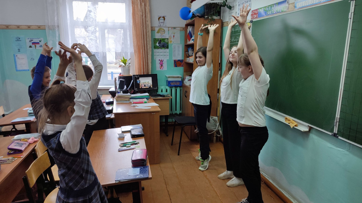 Постер к социальной практике: По утрам зарядку делай, будешь сильным будешь смелым.