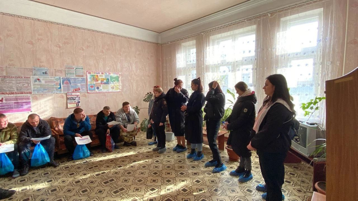 Постер к социальной практике: Помощь раненым солдатам