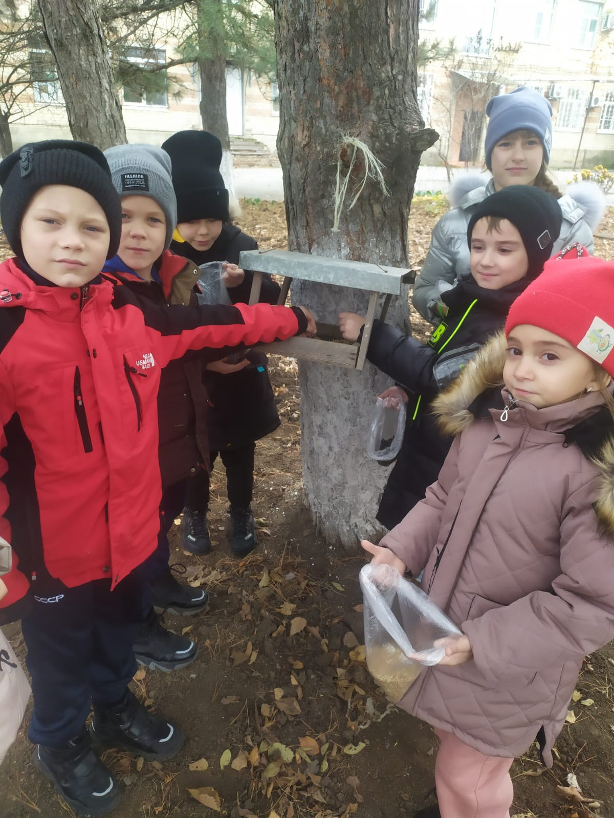 Постер к социальной практике: «Быть дружелюбными, любить и охранять природу должны люди любой национальности».
