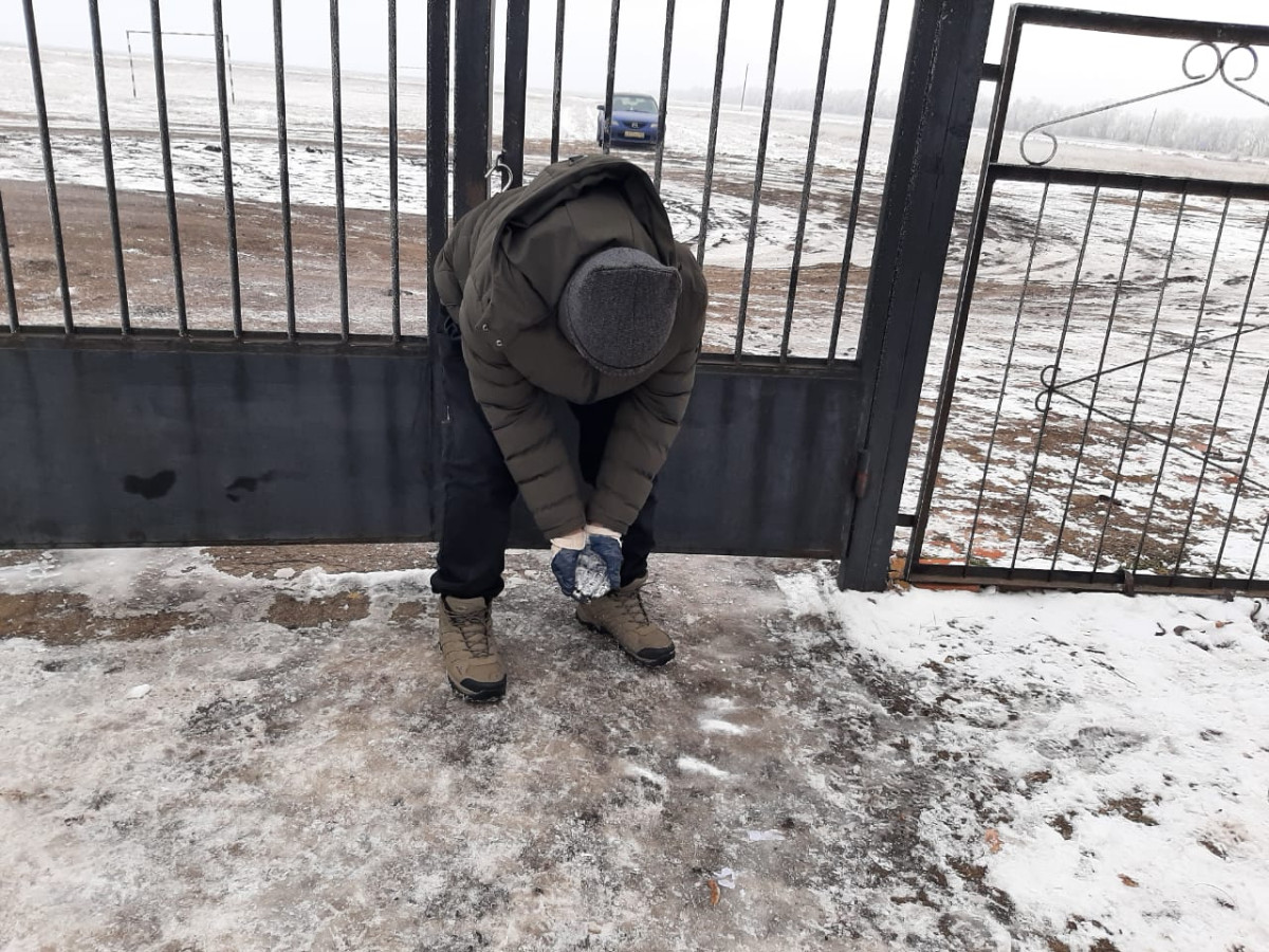 Постер к социальной практике: "Помогаем другим, мы помогаем себе".