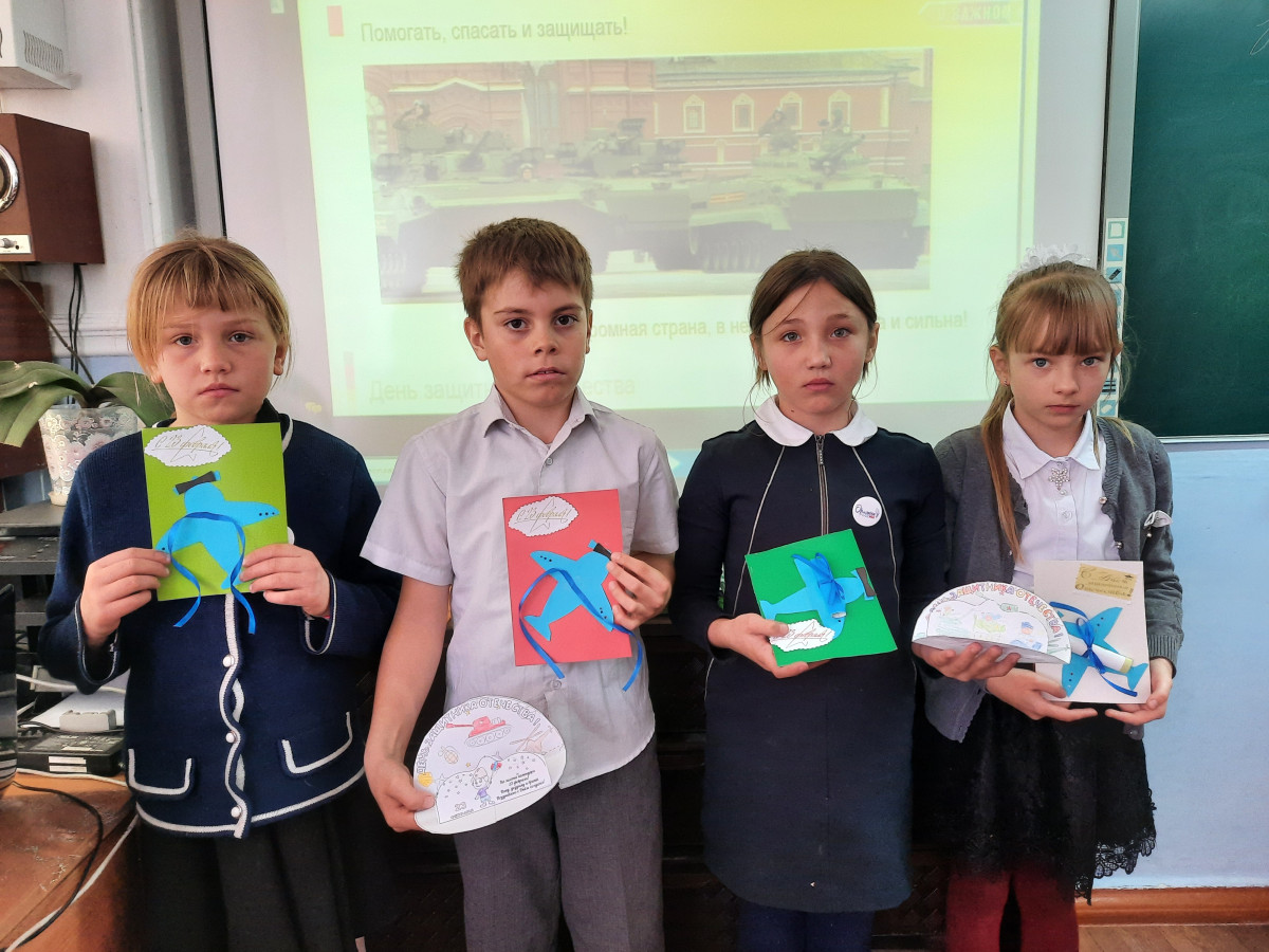 Постер к социальной практике: Изготовление открыток для солдат. МОБУ СОШ №32 им.Д.Ф.Лавриненко хутора Сладкого Лабинского района. Фильм "Честь имею".