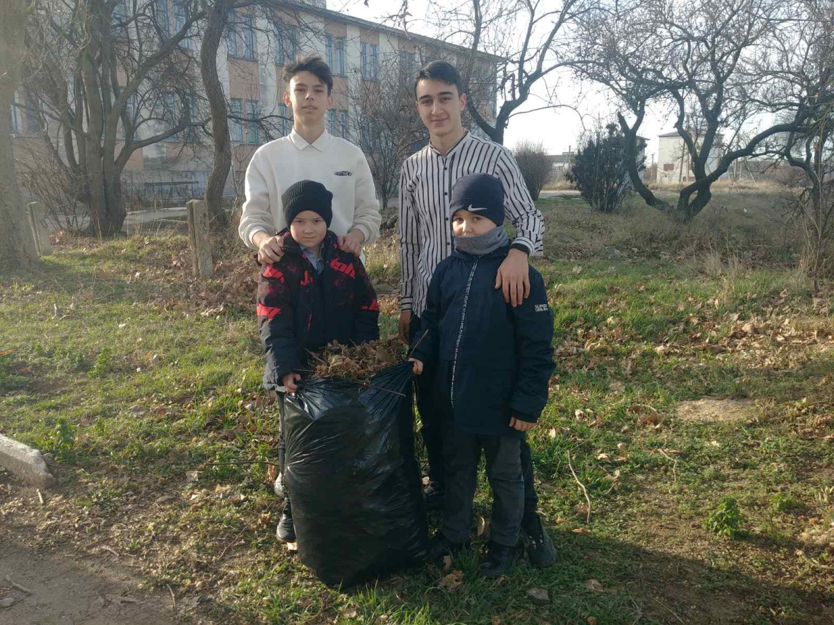 Постер к социальной практике: Семья и труд имеют первостепенное значение в жизни каждого человека.