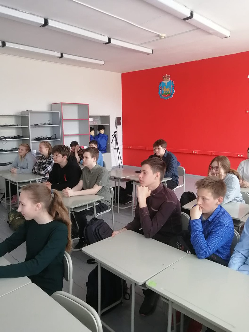Постер к социальной практике: «Чтобы нести ответственность, мало иметь сильные плечи и руки, нужен разум.»