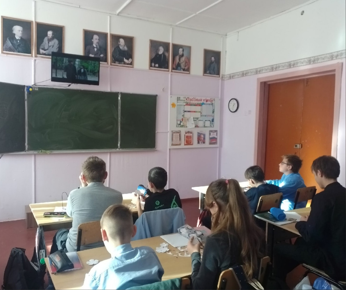 Постер к социальной практике: Украшение актового зала ко Дню народного единства
